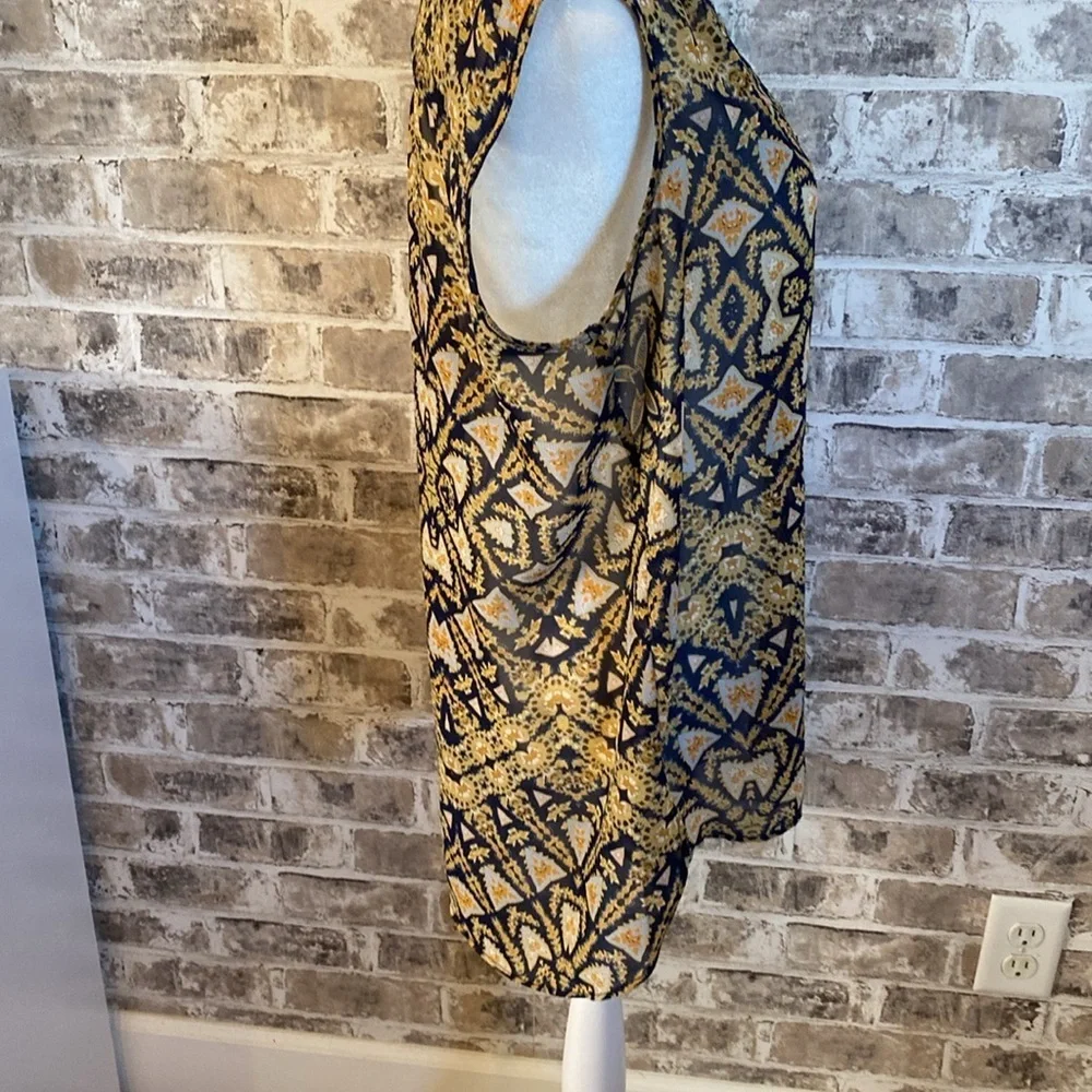 a.n.a. Sleeveless blouse. V-neck. Size L. Navy blue/mustard yellow/orange.